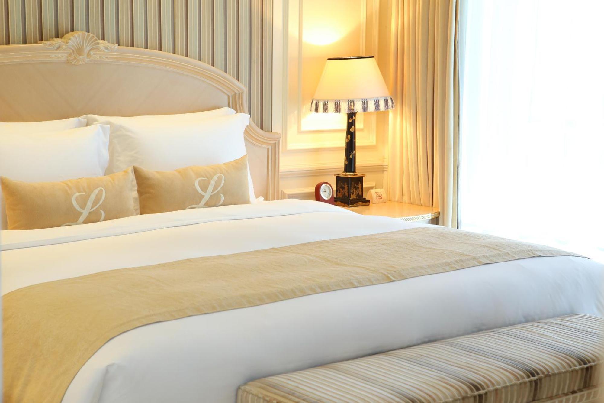 Legendale Hotel Beijing Exterior photo A bed runner