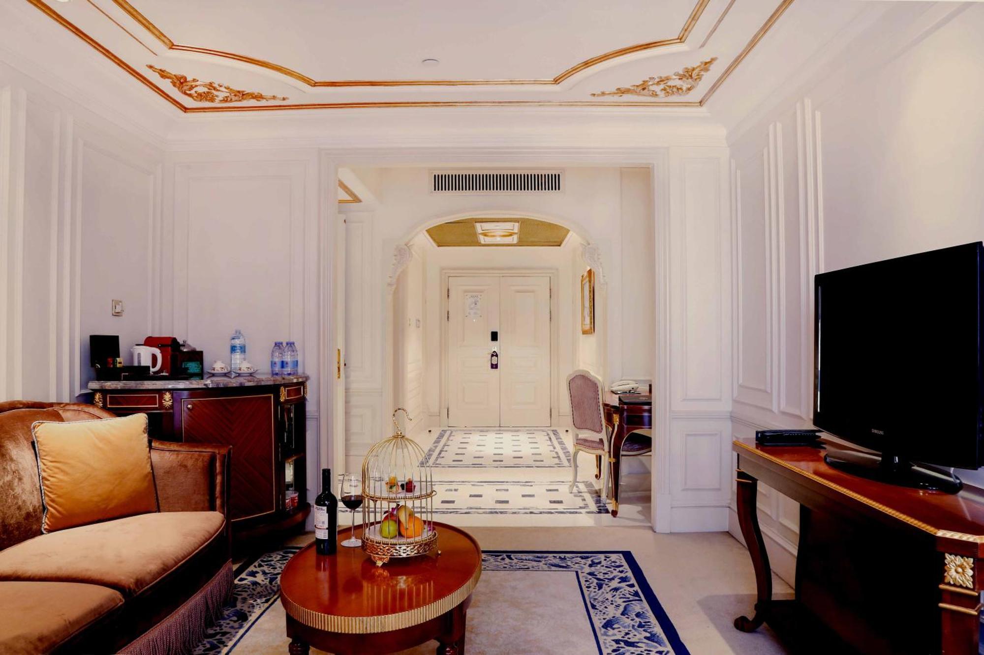 Legendale Hotel Beijing Exterior photo A suite at the hotel